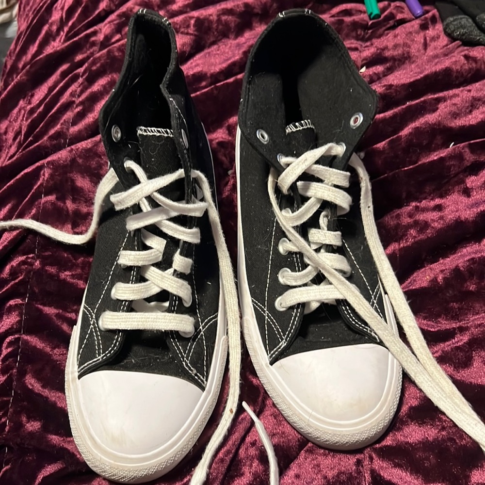 USA size 9 women’s black and white converse.
